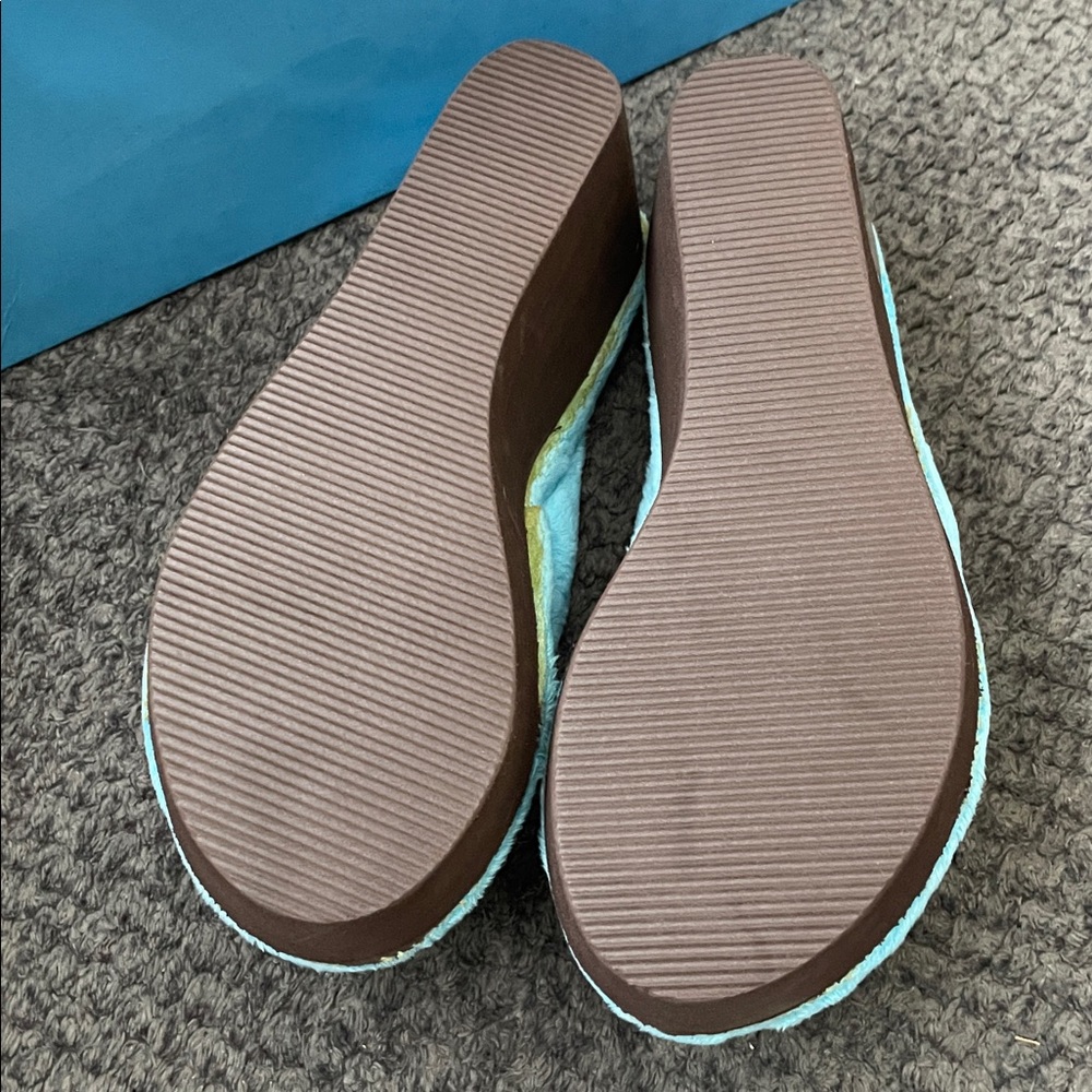 New in Bix Clpuds Women's Blue Plush Slippers Wedge Style Size Six - Picture 5 of 6